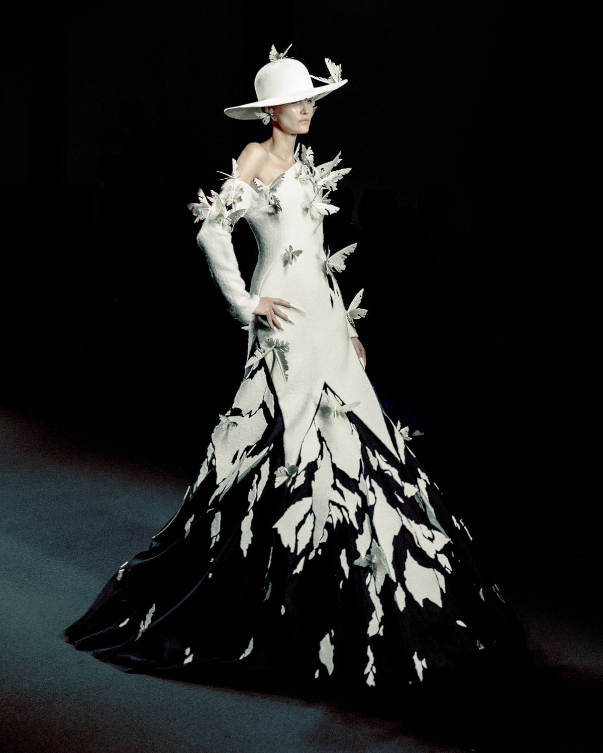 Comme des Garçons, Autumn/Winter 2005, Broken Bride ©Catwalkpictures.