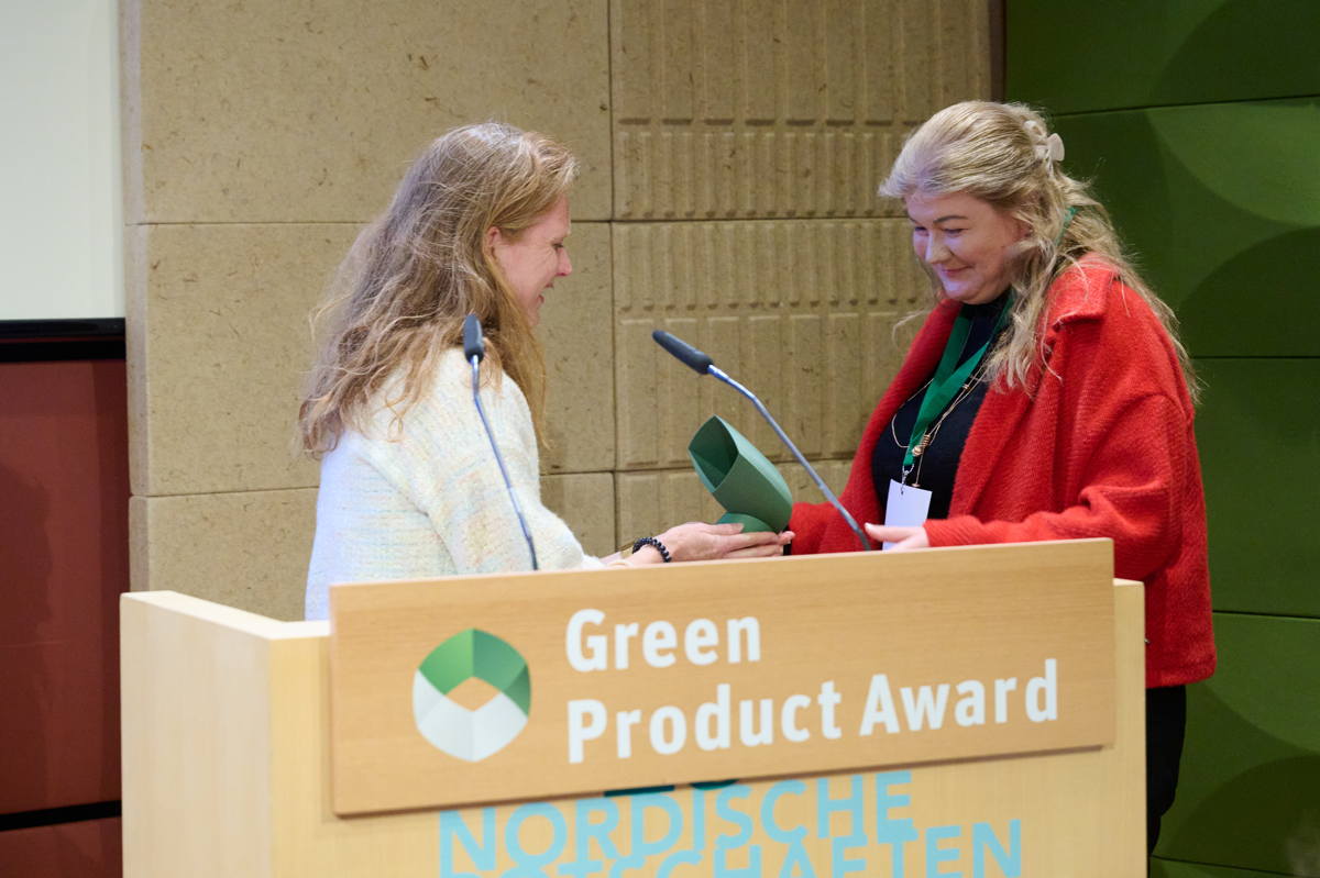 Lydia Junker, receiving the Green Product Award 2025 from Katja Keinburg, CEO at Baby&Junior Magazine