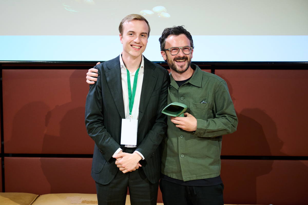 Johannes Wacker, receiving the Green Product Award 2025 from Benedikt Stolberg, Embassy of Austria.