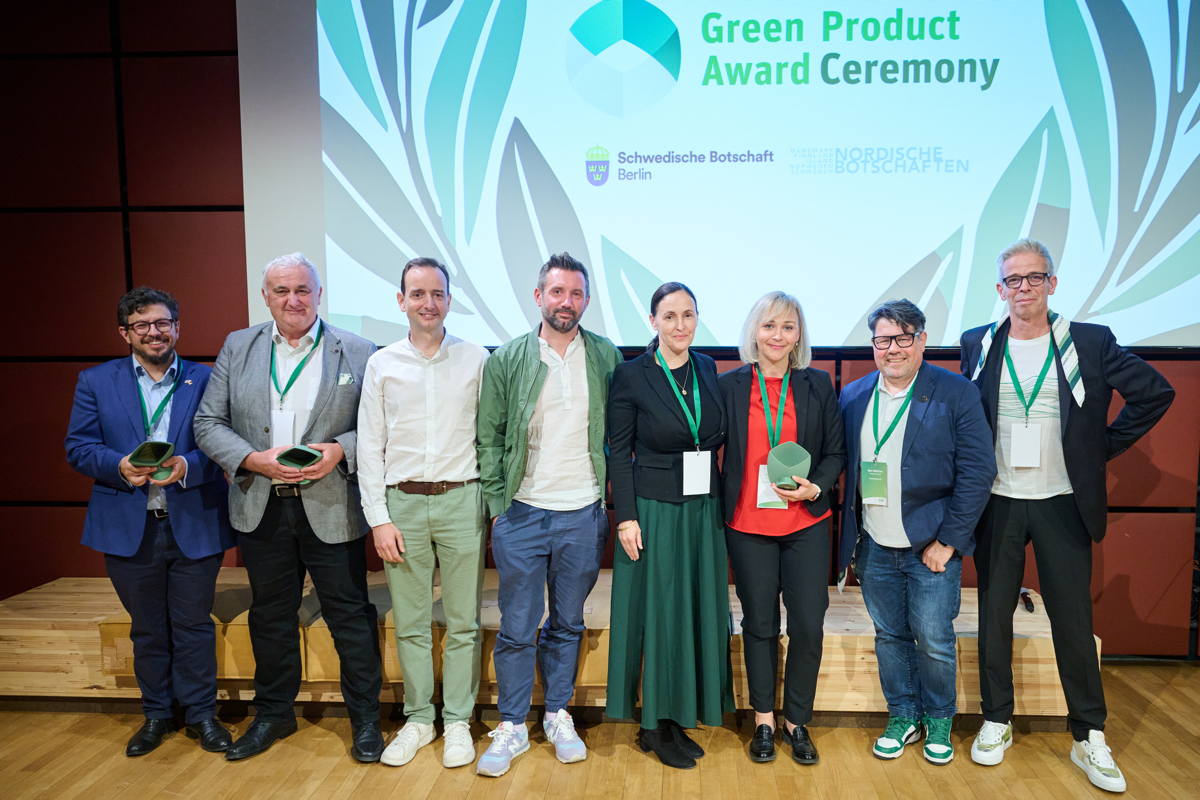 Winners of Green Product Award 2025 in Packaging, receiving the Award from Uwe Melichar, Touch Design Partner Europe.