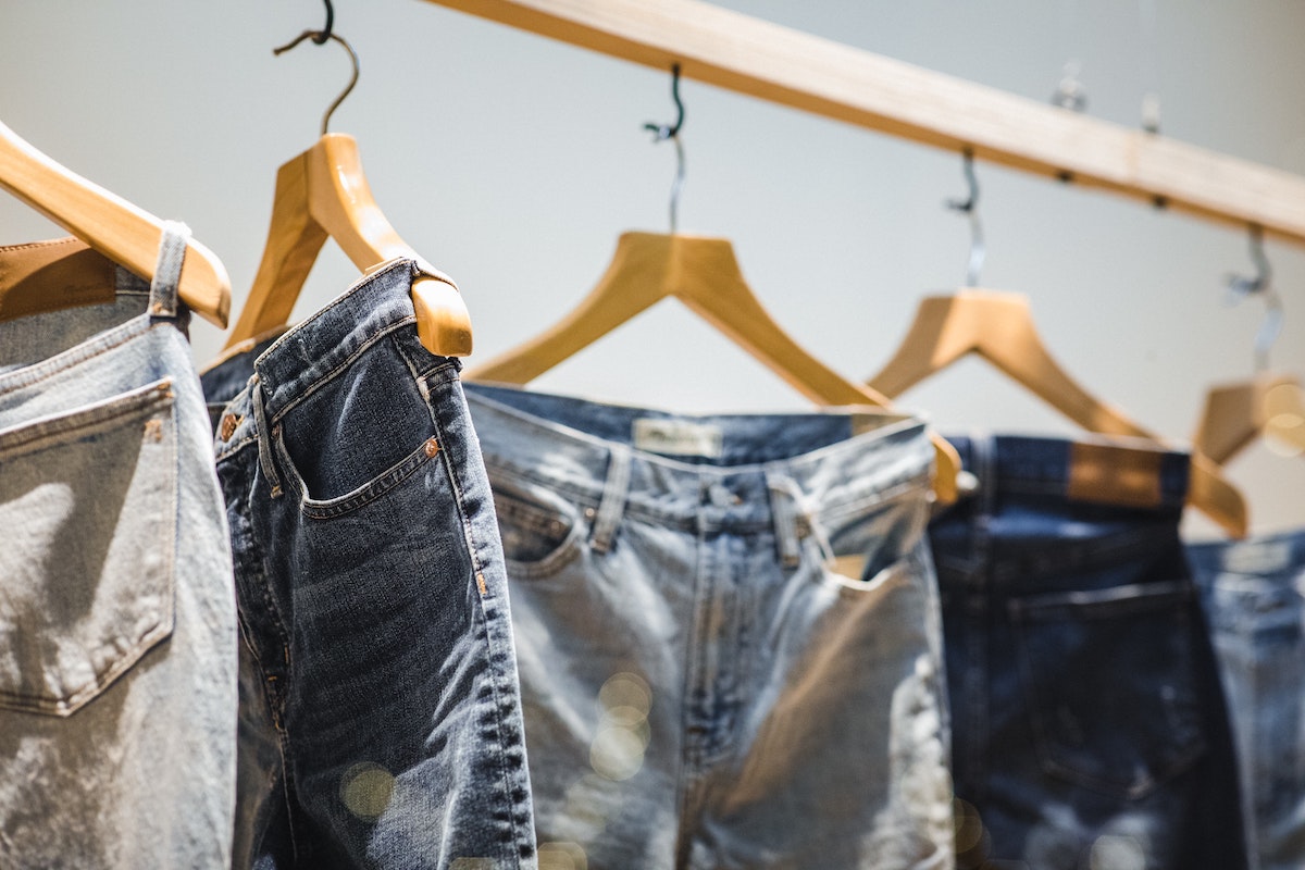 Jeans-on-Rack-ason-leung-DmD8HVOjy4c-unsplash