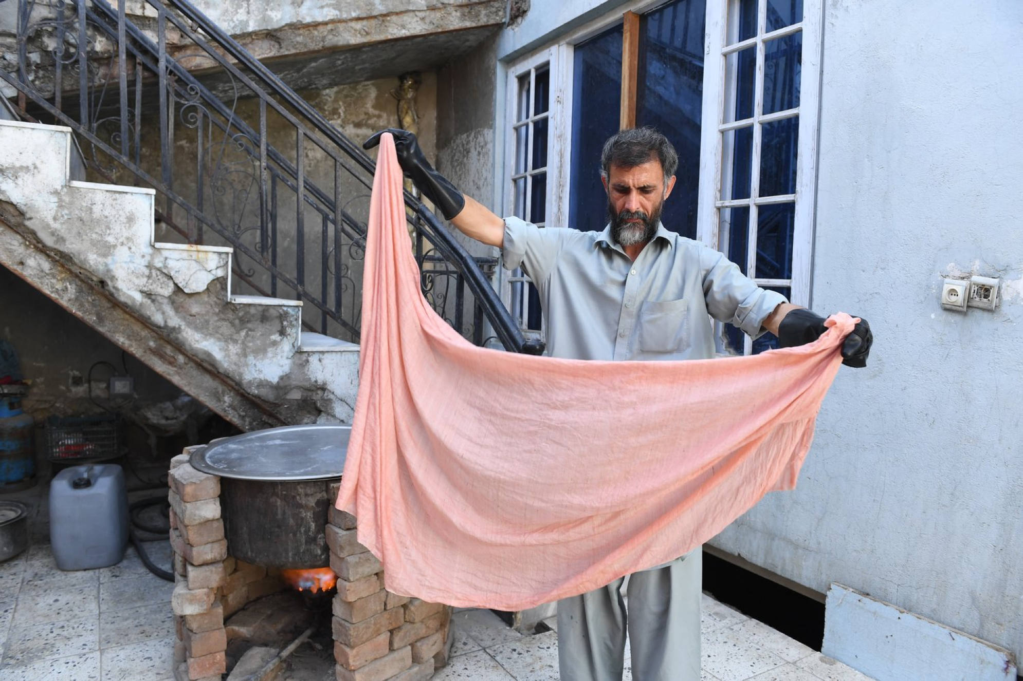 Man-With-Fabric-Simone-Cipriani-Ethical-fashion-iniciative-luxiders-magazine-Peace-Scarf-Production-Herat-Afghanistan-©FarzanaWahidy-EFI