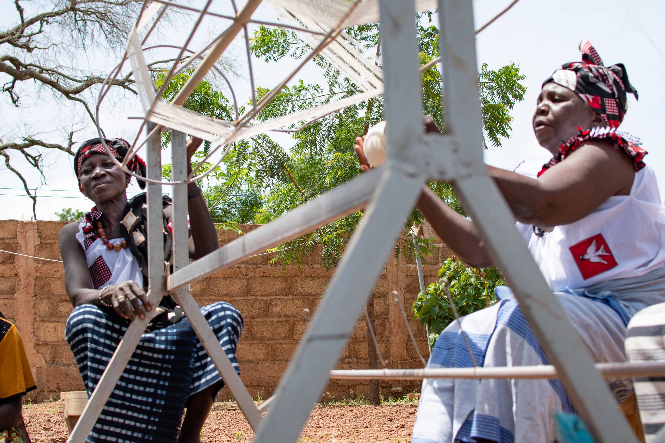 Spinning-Textile-Simone-Cipriani-Ethical-fashion-iniciative-luxiders-magazine-Burkina-Faso-Cotton-Weaving-Ⓒ-ITC-Ethical-Fashion-Initiative-_-Anne-Mimault--scaled