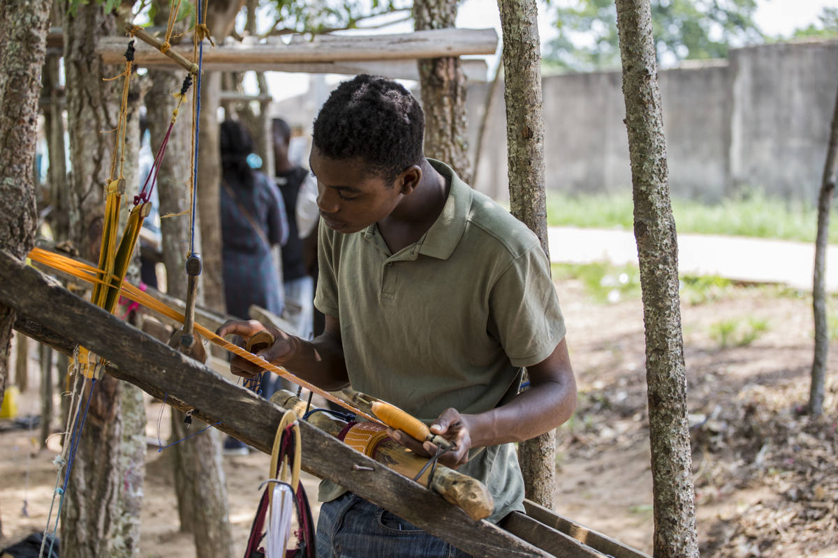 Working-Simone-Cipriani-Ethical-fashion-iniciative-luxiders-magazine-Weaving-beneath-the-trees-in-Bomizambo-CI-2019-Ⓒ-EFI-Magic-Studios54