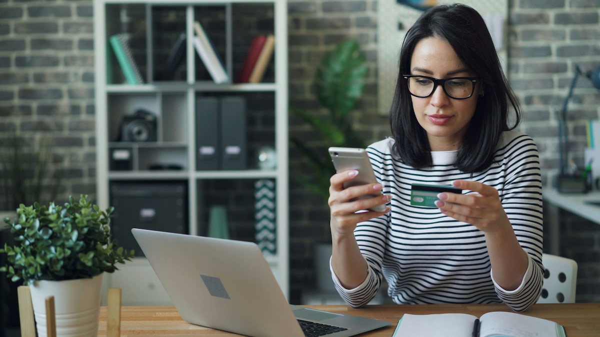 A woman is buying online, does she need retail therapy?