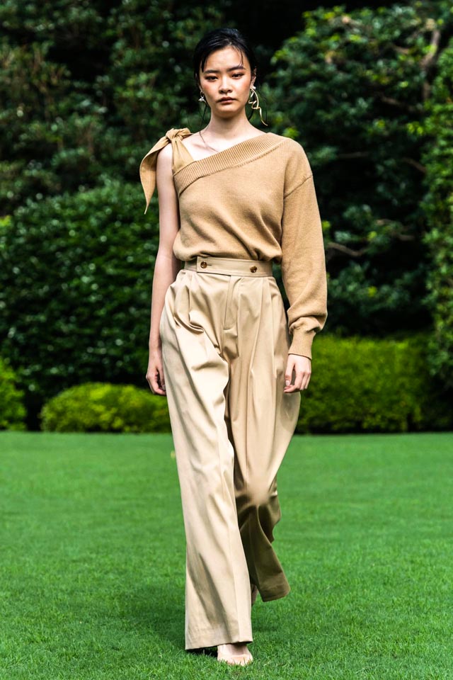 Baggy-Pants, baggy trousers, SS21, Spring Summer 2021, Trends, Spring Summer 2021 Trends, SS21 Trends, Chanel, Balenciaga, Preen, Stella McCartney, Fendi, Hermes, Kenzo, Adeam, Denim, Suits, Suit up, Monochrome, Thick Belts, Baggy Trousers: go big or go home, Luxiders, Sustainable Fashion, Upcycling, Sheer looks, Colourful prints, As Seen in Dresses, Trends of the season