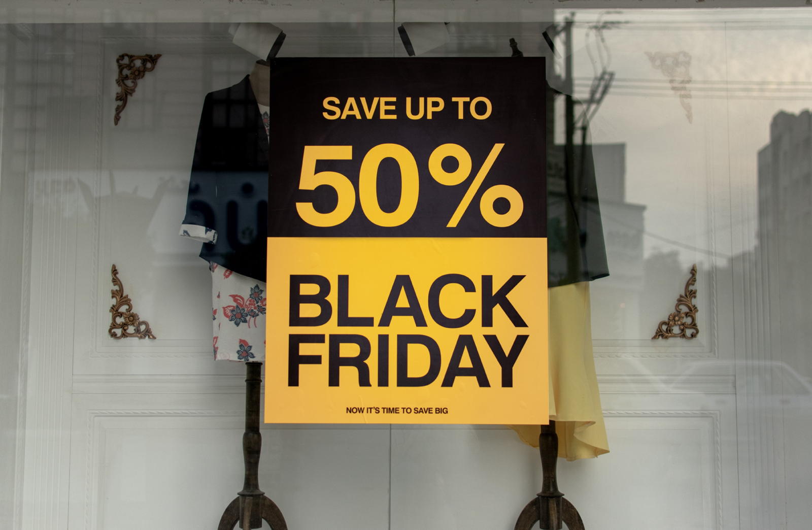 The Dark Side of Discounts, Fast Fashion, Mass Sales, Black Friday, Overconsumption, Sustainable Fashion, Sustainable Shopping, Fast Fashion, Ethical Shopping