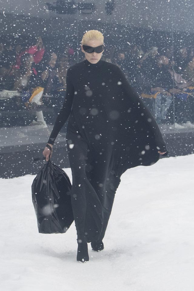Balenciaga showed its FallWinter 20222023 show in an artificial snowstorm   Vogue France