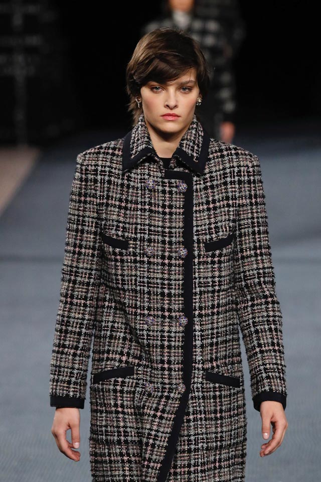 Chanel celebrates tweed in its fallwinter 2022 2023 collection