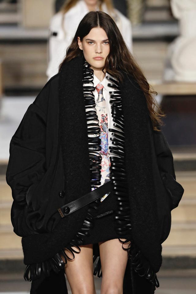 Looks Like Louis Vuitton Is Bringing Back the Y2K-Era Skinny Scarf for Fall  2023 - Fashionista