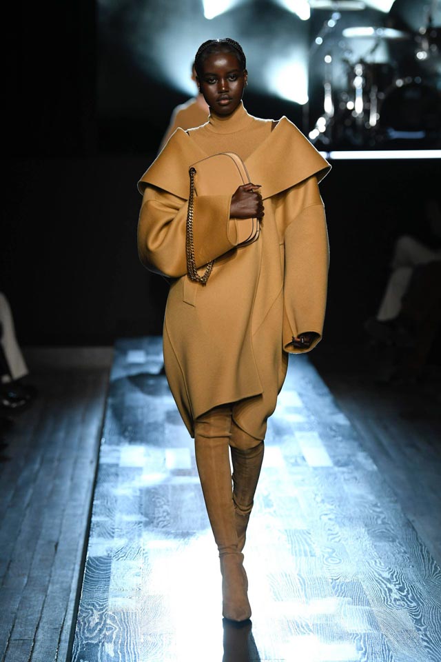 Michael Kors đưa thời trang cao cấp vào thiết kế ready to wear trong mùa  Thu Đông 2022