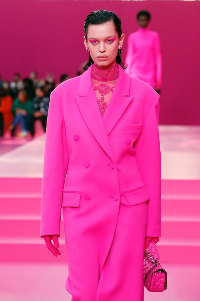 Valentino, hot pink, Valentino ready-to-wear, Valentino runway, Valentino hot pink, Runway winter/fall 2022, Haute Couture, pop of colour, Pierpaolo Piccioli